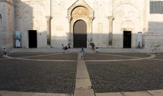 Cena dei ferraristi davanti alla Basilica, chi ha dato lok? Decaro: Non ne so nulla